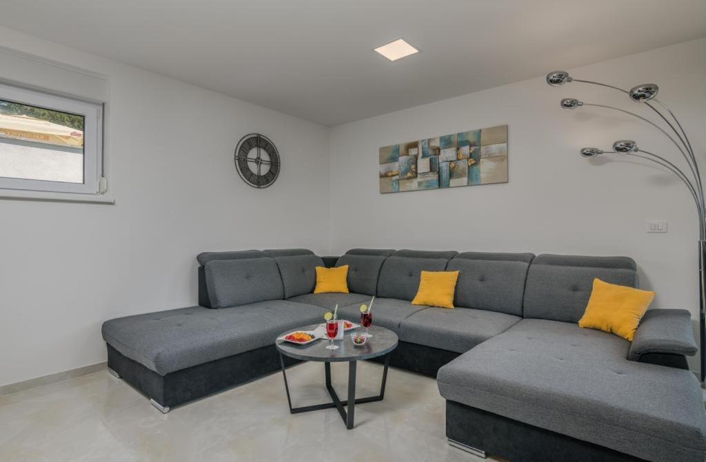Sveti Vid-Miholjice Villa Andrea מראה חיצוני תמונה